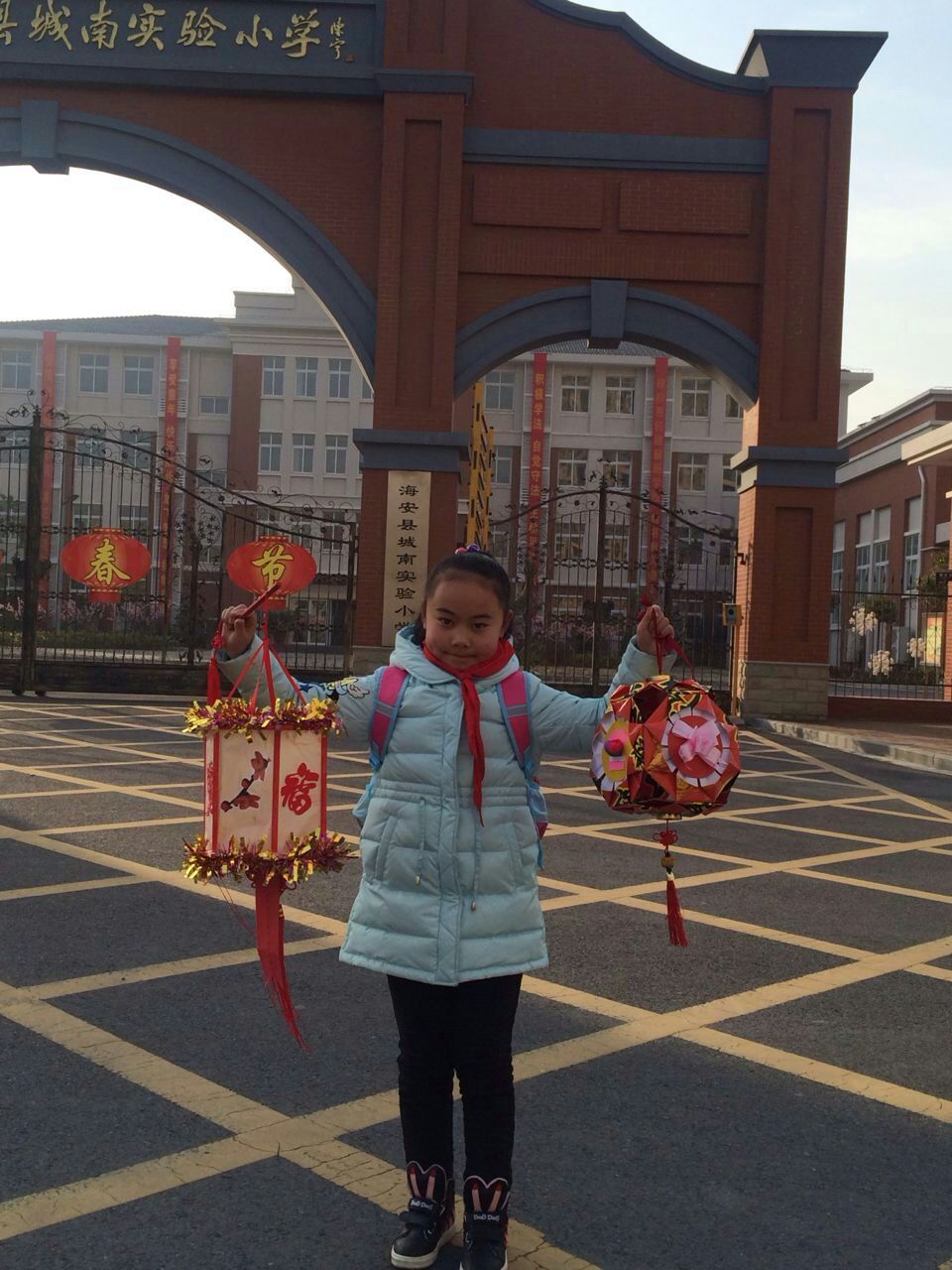 王 瑾拿灯笼.jpg