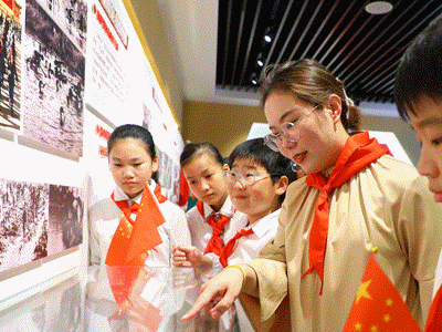 “党史记忆润童心，红色精神启童行” ——海安市城南实验小学五（12）中队献礼建国75周年活动