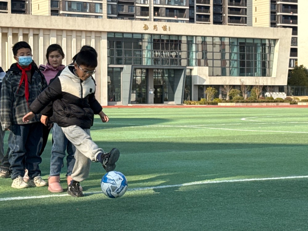 快乐足球，一起“足”梦——城南实验小学南校区开展“世界足球日”主题活动